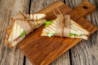 Ahşap tahta üzerinde taze ev yapımı ızgara sandviçler