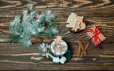 Ahşap arka plan üzerinde marshmallows ve zencefilli kurabiye ile Noel kakao 