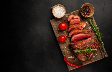 Taze sulu orta nadir sığır eti biber biberve biberiye dalları ahşap tahta ile servis