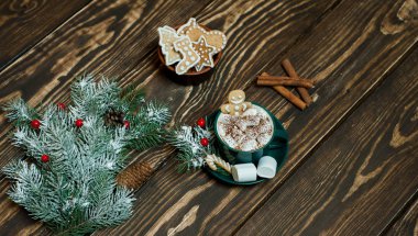 Ahşap arka plan üzerinde marshmallows ve zencefilli kurabiye ile Noel kakao 