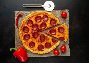 Taş arka planda geleneksel lezzetli pepperoni pizza