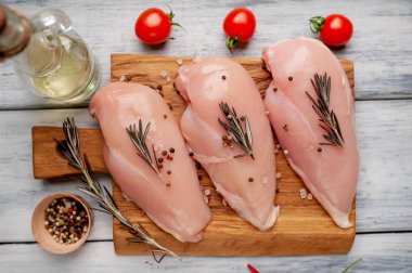 Çiğ tavuk göğüsleri baharat ve biberiye ile marine domates ve zeytinyağı ile servis 