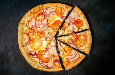 Siyah taş arka plan üzerinde jambon ile taze sebze pizza