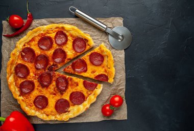 Taş arka planda geleneksel lezzetli pepperoni pizza