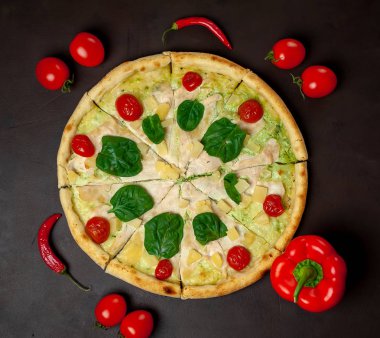 siyah taş arka plan üzerinde kiraz domates ve taze ıspanak yaprakları ile pizza