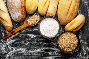 Siyah arka planda taze pişmiş ekmek somunları