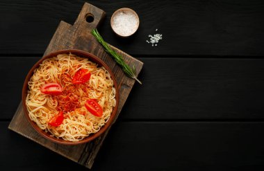 ahşap doğrama tahtası üzerinde domates sosu ve biberiye ile İtalyan spagetti makarna 