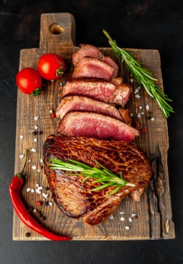 Taze sulu orta nadir sığır eti biber biberve biberiye dalları ahşap tahta ile servis