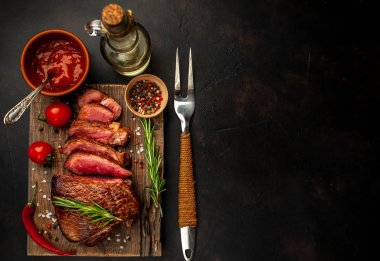 orta nadir sığır eti biftek ahşap tahta üzerinde baharatlı domates sosu ile servis 