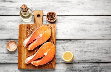 Ahşap doğrama tahtası üzerinde baharat ile taze çiğ somon biftek