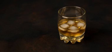Siyah arka planda bir bardak buz viskisi