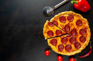 Taş arka planda geleneksel lezzetli pepperoni pizza