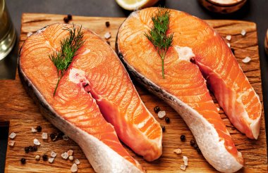 Ahşap doğrama tahtası üzerinde baharat ile taze çiğ somon biftek