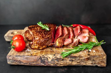 Taze sulu orta nadir sığır eti biber biberve biberiye dalları ahşap tahta ile servis