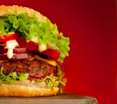 Parlak kırmızı arka planda taze ev yapımı Burger