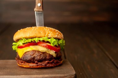 Ahşap arka planda bıçak yapışabilir taze ev yapımı Burger