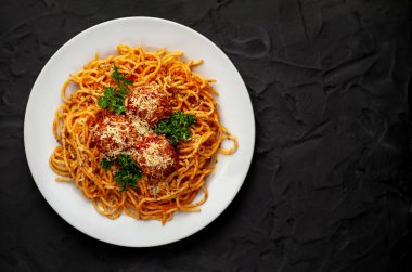 köfte, parmesan peyniri ve maydanoz dalları beyaz tabakta İtalyan spagetti makarna