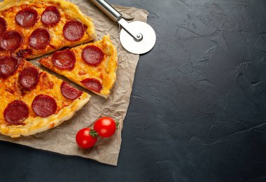Taş arka planda geleneksel lezzetli pepperoni pizza