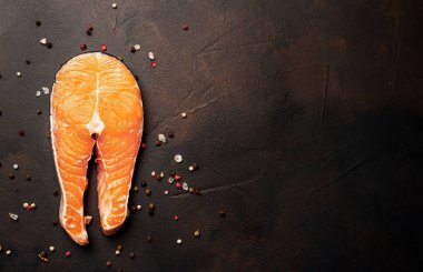 Siyah taşlı baharatlı taze somon bifteği.