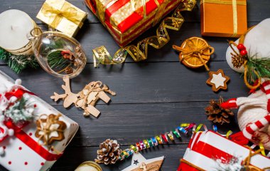 Koyu ahşap arka plan üzerinde noel dekoratif oyuncaklar ve süseşyaları üst görünümü