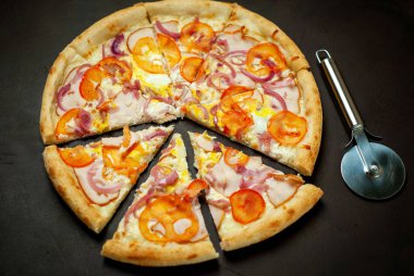 Siyah taş arka plan üzerinde jambon ile taze sebze pizza