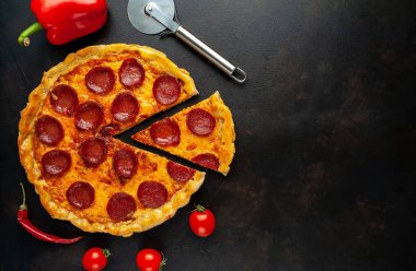 Taş arka planda geleneksel lezzetli pepperoni pizza