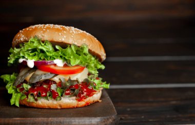 Ahşap arka plan üzerinde taze ev yapımı hamburger