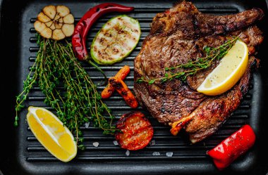 Izgara tavada biberiye ve sebze ile Taze ızgara domuz biftek 