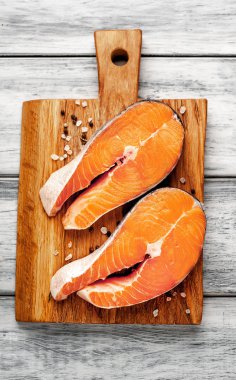 Ahşap doğrama tahtası üzerinde baharat ile taze çiğ somon biftek