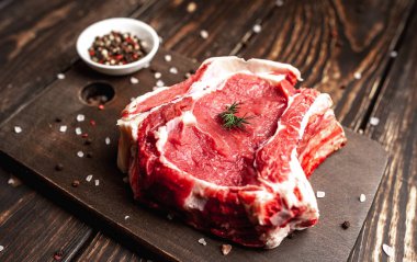 Ahşap doğrama tahtası üzerinde baharat ile Çiğ yağ domuz biftek 