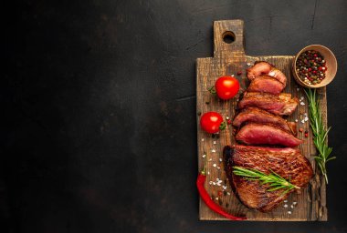 Taze sulu orta nadir sığır eti biber biberve biberiye dalları ahşap tahta ile servis