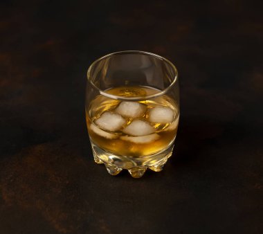 Siyah arka planda bir bardak buz viskisi