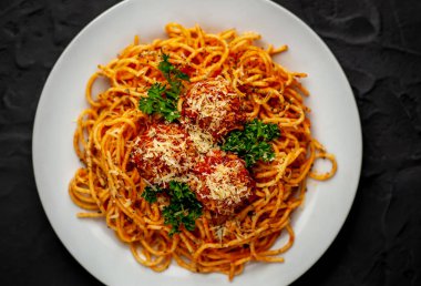 köfte, parmesan peyniri ve maydanoz dalları beyaz tabakta İtalyan spagetti makarna