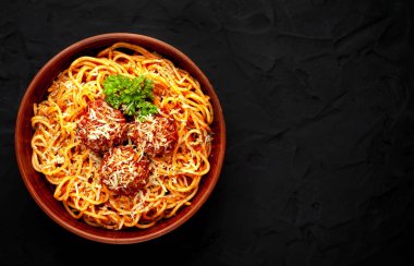 köfte, parmesan peyniri ve maydanoz dalları ile İtalyan spagetti makarna