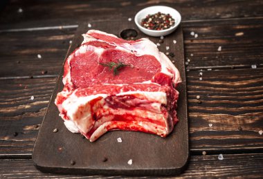 Ahşap doğrama tahtası üzerinde baharat ile Çiğ yağ domuz biftek 