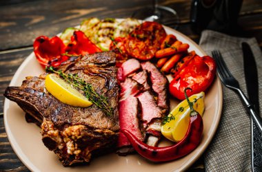 Taze ızgara domuz biftek biberiye ve tabakta sebze ile