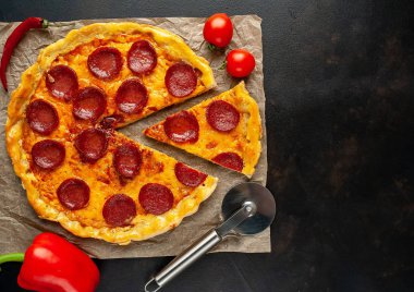 Taş arka planda geleneksel lezzetli pepperoni pizza