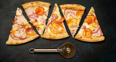 Siyah taş arka plan üzerinde jambon ile taze sebze pizza