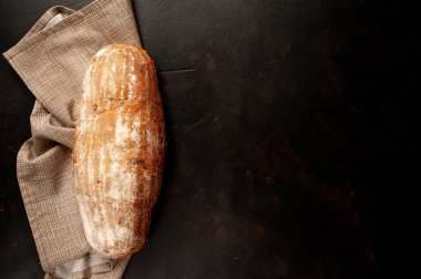 siyah arka plan üzerinde ekmek taze pişmiş somun 
