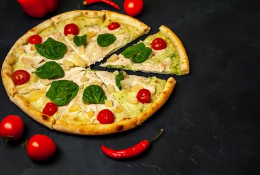 siyah taş arka plan üzerinde kiraz domates ve taze ıspanak yaprakları ile pizza