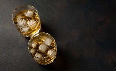 Siyah arka planda buz viski ile gözlük Çift