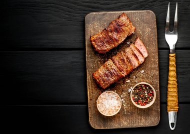 ahşap doğrama tahtası üzerinde baharat ile ızgara domuz biftek 