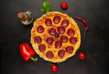 Taş arka planda geleneksel lezzetli pepperoni pizza