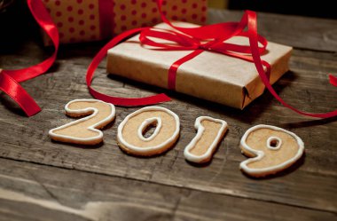 Ahşap arka plan üzerinde hediye kutuları ile noel çerezleri yakın görünümü