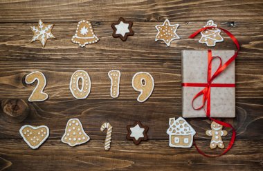Ahşap arka plan üzerinde hediye ile ev yapımı noel çerezleri Koleksiyonu 