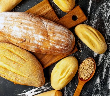 Siyah arka planda taze pişmiş ekmek somunları