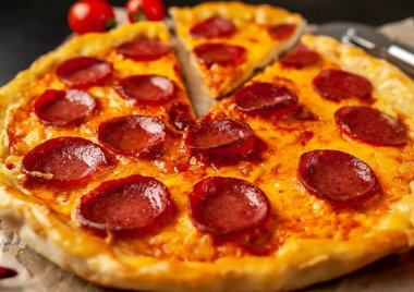 Taş arka planda geleneksel lezzetli pepperoni pizza