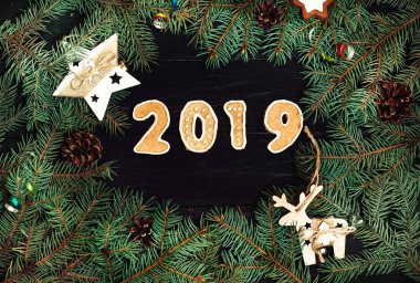 Siyah arka plan üzerinde ortasında köknar dalları ve kurabiye ile Festival noel çerçevesi 