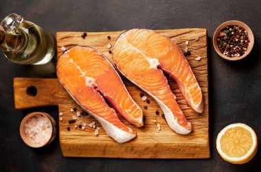 Ahşap doğrama tahtası üzerinde baharat ile taze çiğ somon biftek