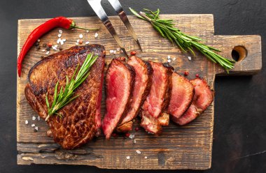 Taze sulu orta nadir sığır eti biber biberve biberiye dalları ahşap tahta ile servis